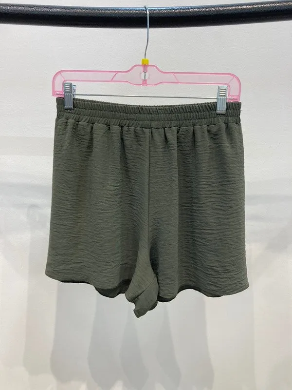 Loose fit elastic wasit solid short in airflow